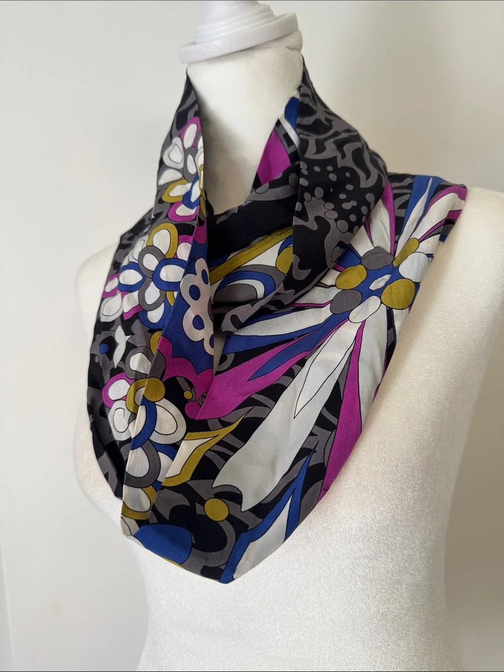 vintage Emilio Pucci Firenze scarf in a ring shape